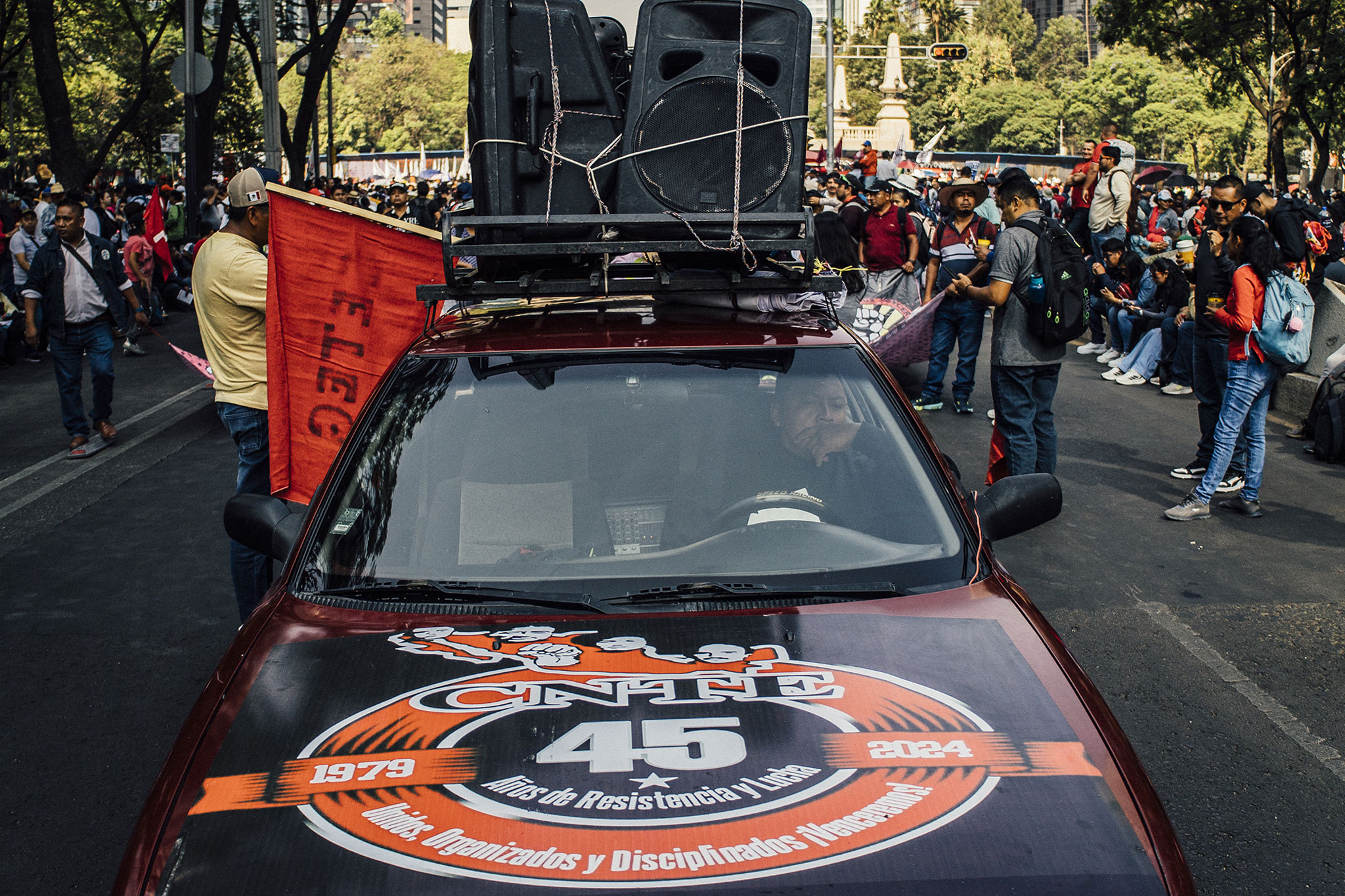 FIRST STRIKING TEACHERS ARRIVE AT ZÓCALO