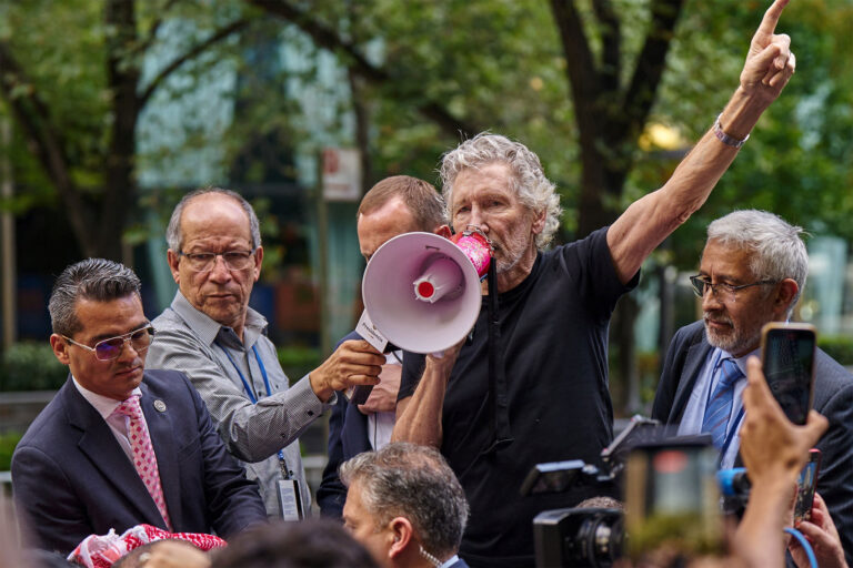 Mexican Senate Backs Sheinbaum in Diplomatic Conflict with Peru; Rogers Waters Celebrates Chávez Asylum