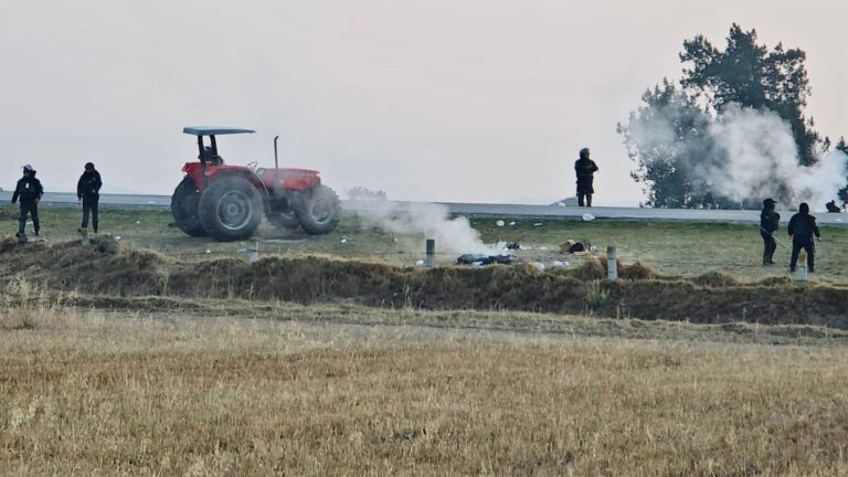 Using Tear Gas & Water Cannon, Tlaxcala State Police Disperse Farmers & Transporters Strike