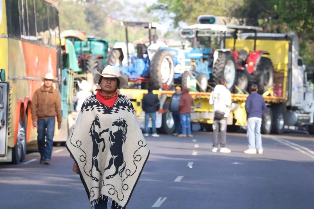 Mexico City Police Close Reforma to Stop Farmers Protest