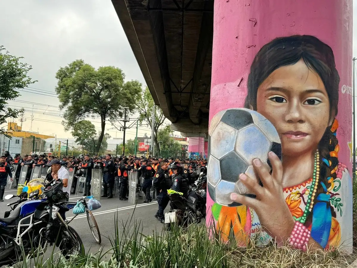 CNTE march on Calzada de Tlalpan blocked by Mexico City police.