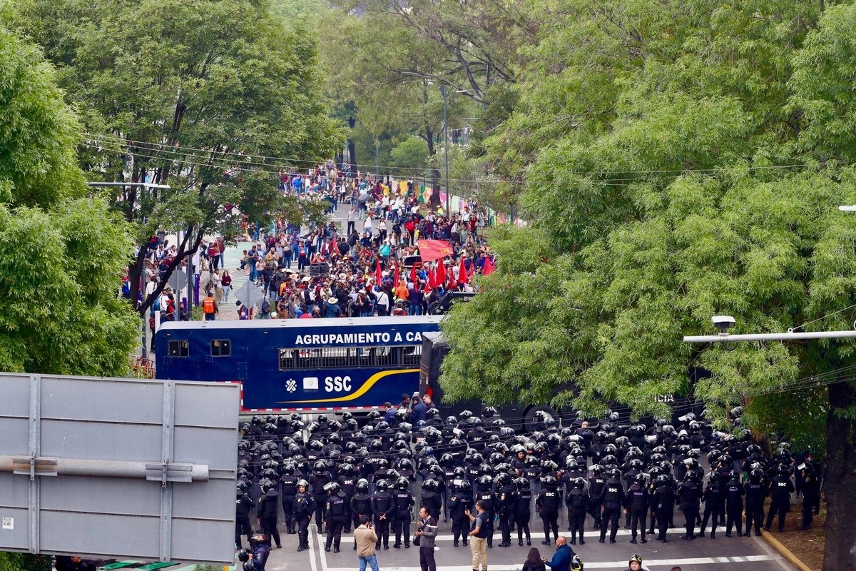 SSC officers blocking Calzada de Tlalpan and División del Norte to prevent CNTE teachers from reaching Azteca Stadium, June 9, 2026.