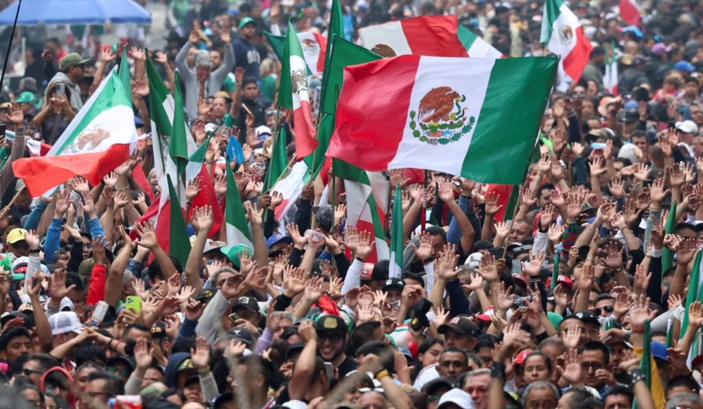Hundreds Enter the Zócalo Fan Fest After Opening Announcement; There Are Long Lines