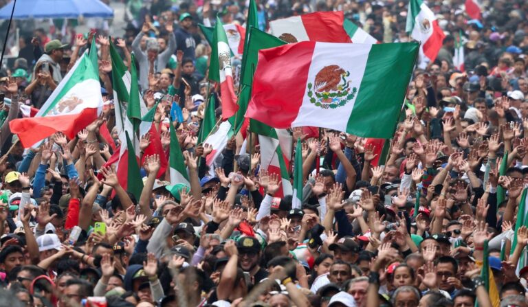 Hundreds Enter the Zócalo Fan Fest After Opening Announcement; There Are Long Lines