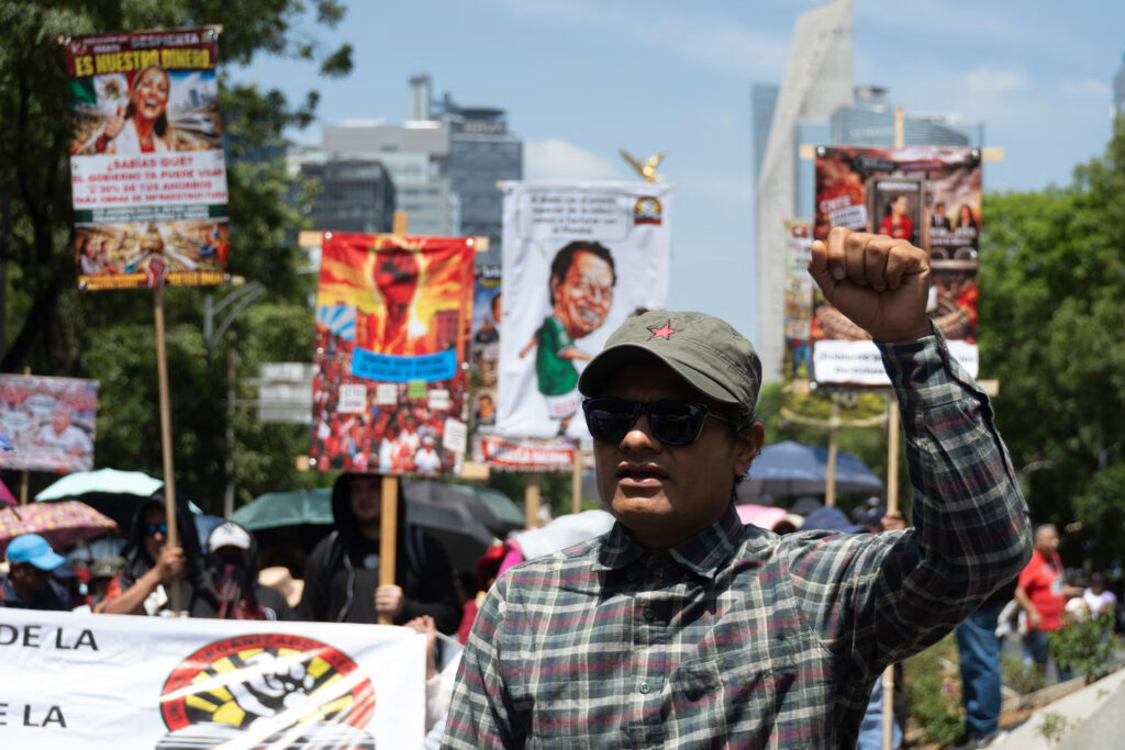 Marches & Blockades by Thousands of Teachers in at Least 10 Mexican States