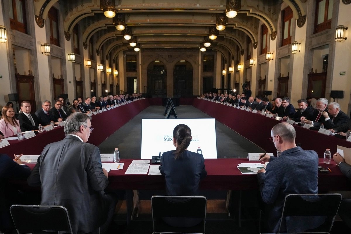 Wide view of the meeting between President Sheinbaum and IMMEX business leaders around a long table at the National Palace