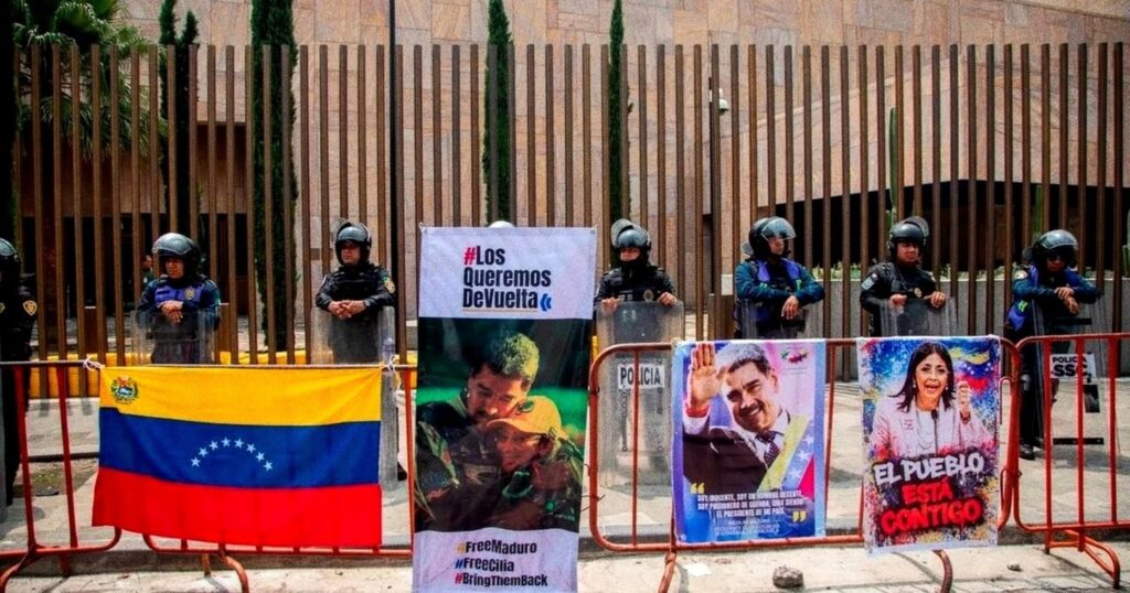 Protesters at the U.S. Embassy in Mexico Demand the Release of Maduro and His Wife