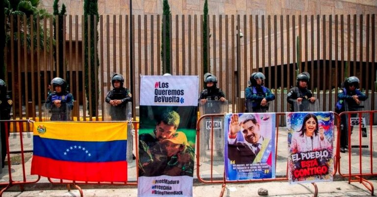 Protesters at the U.S. Embassy in Mexico Demand the Release of Maduro and His Wife