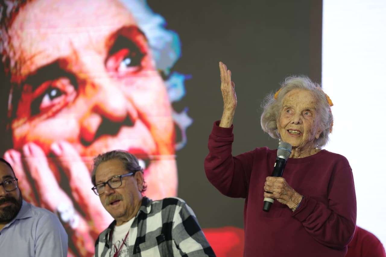Elena Poniatowska speaking into a microphone