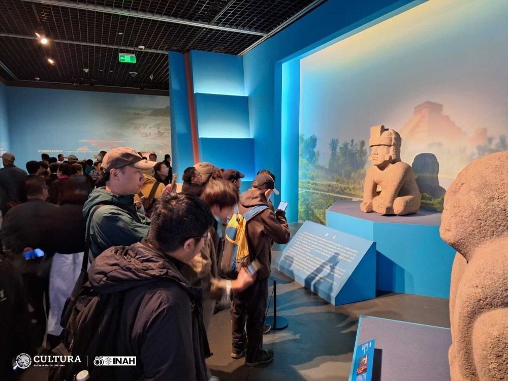 Visitors view Mesoamerican pieces at the exhibition in China