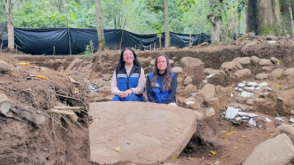 Archaeologists Érika Ramírez and Mireya Moreno at the excavation