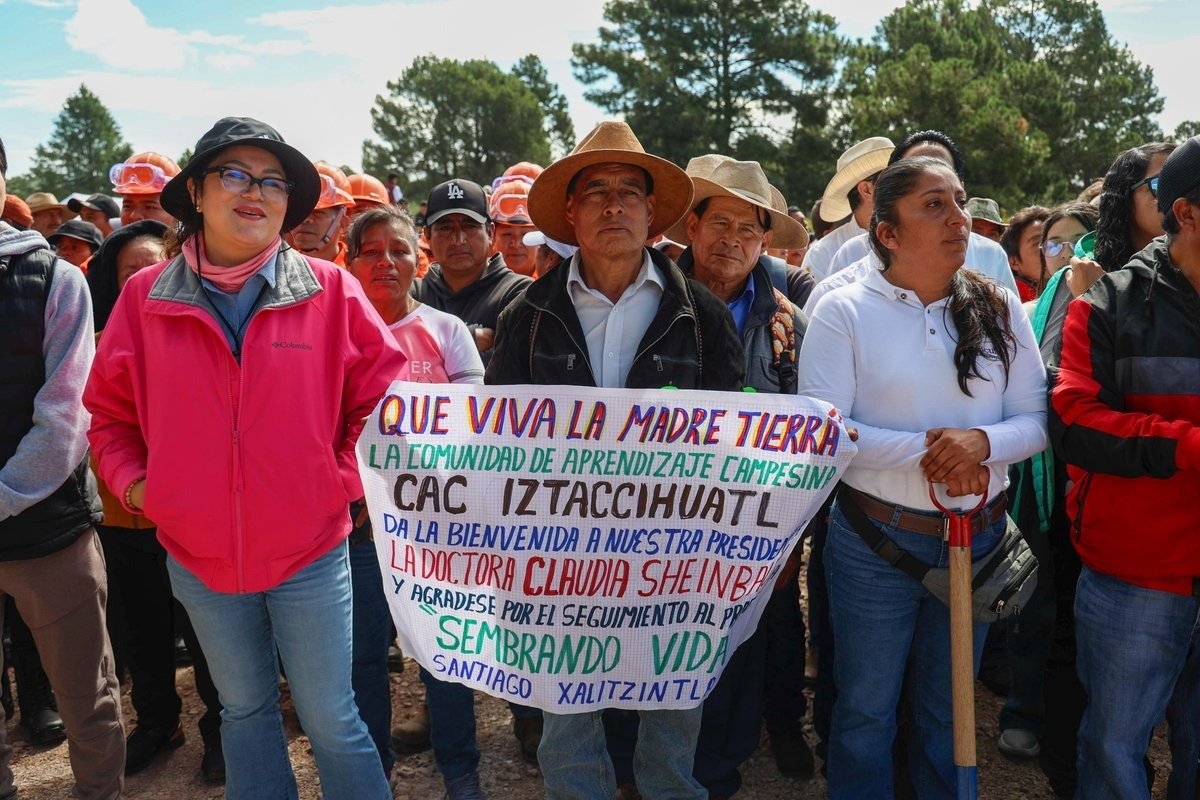 Activists welcome President Sheinbaum at the Izta-Popo park