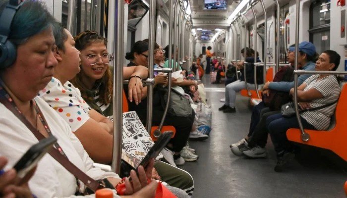 Women riding a Mexico City Metro car