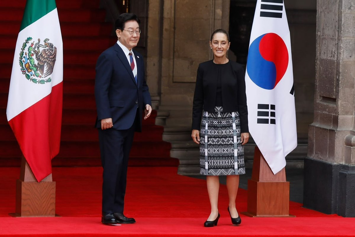 Lee Jae-Myung and Claudia Sheinbaum on the red carpet at the welcoming ceremony