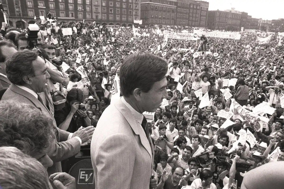 Cuauhtémoc Cárdenas at a PRD rally in the Zócalo, 1989