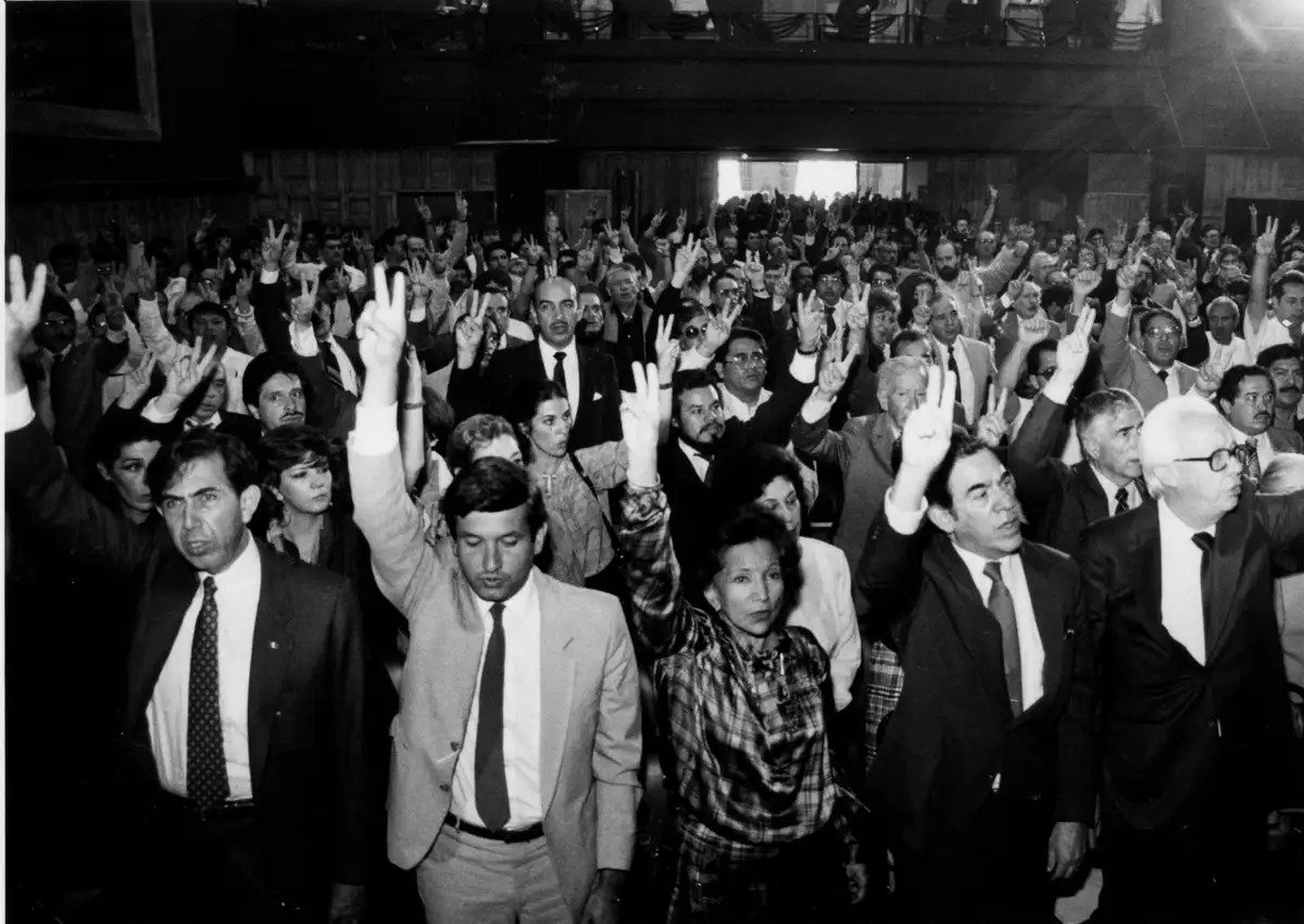 Cuauhtémoc Cárdenas, Andrés Manuel López Obrador and Heberto Castillo raise their hands, 1989