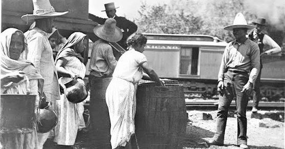People filling their water jugs from a barrel in Rascón, San Luis Potosí