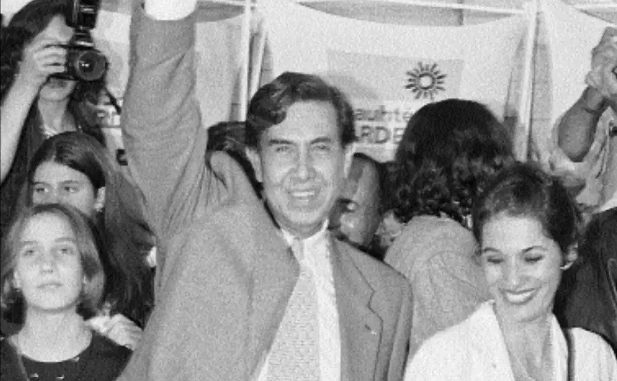 Cuauhtémoc Cárdenas celebrates his 1997 victory with his wife and son