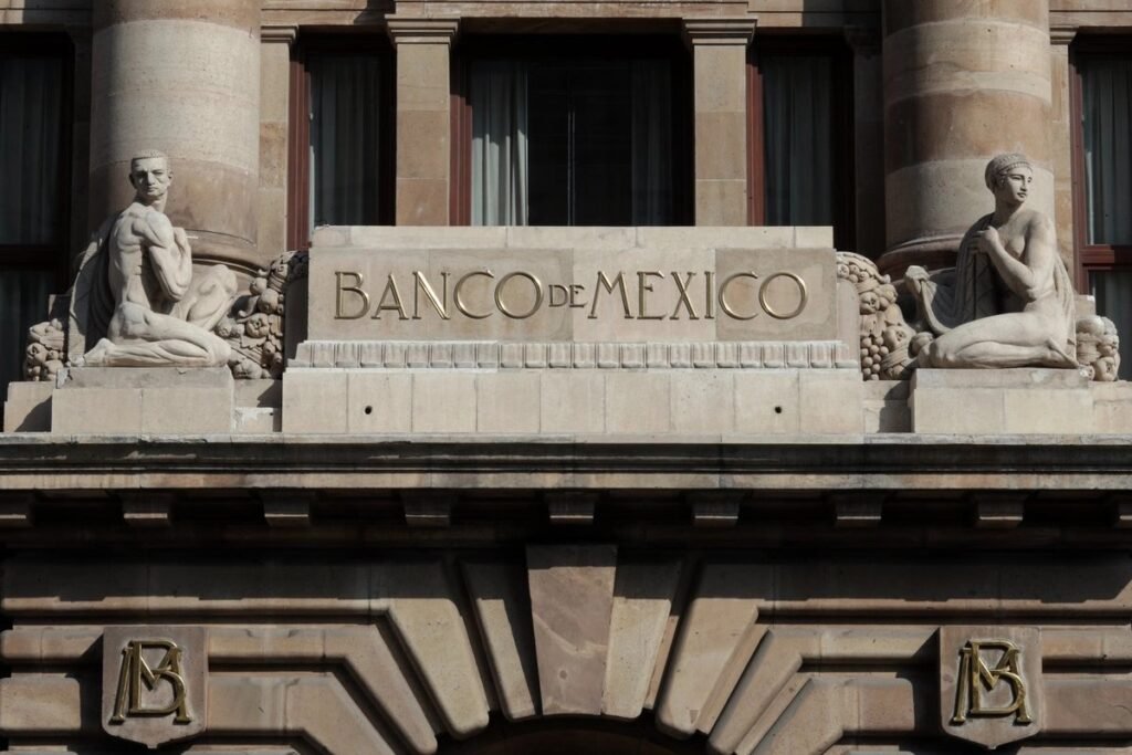 Sheinbaum Calls on the Bank of Mexico to Review High Pensions of Its Former Officials