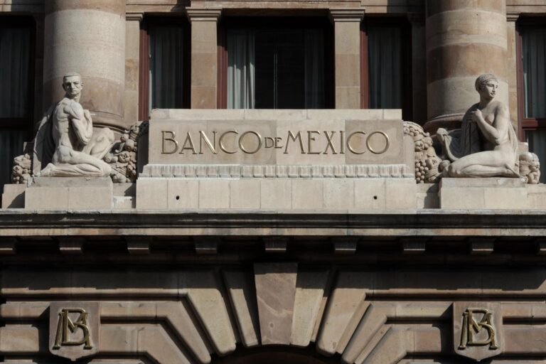 Sheinbaum Calls on the Bank of Mexico to Review High Pensions of Its Former Officials