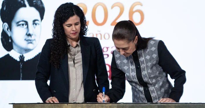 Claudia Sheinbaum signs the decree barring dual nationality for candidates