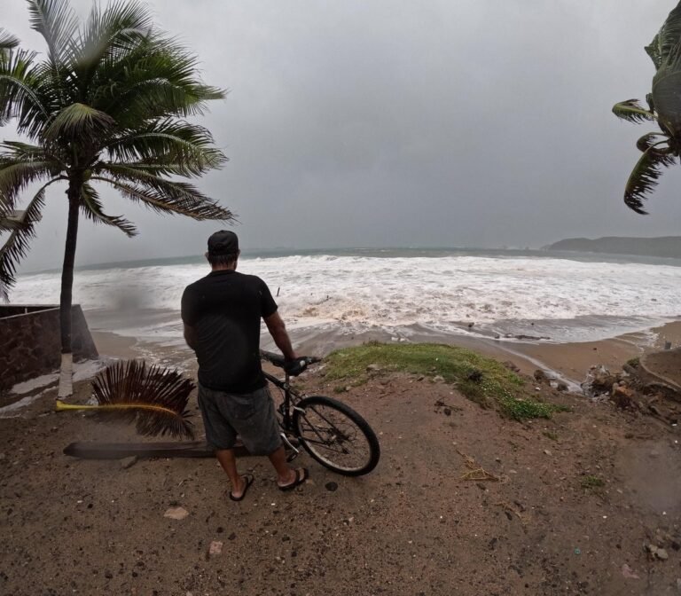 Hurricane Simon Paralyzes Towns and Highways in Jalisco Amid Forecast That It Will Make Landfall