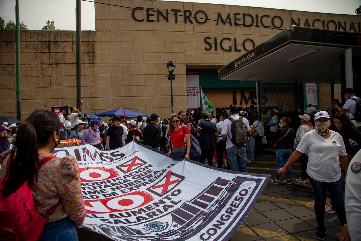 IMSS workers marching in Mexico City to demand better working conditions