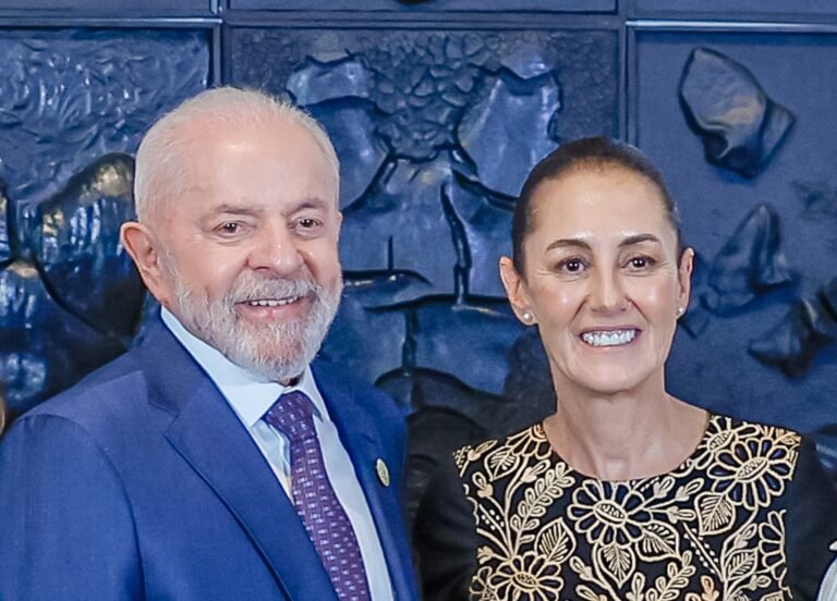 Brazilian President Luiz Inácio Lula da Silva and Mexican President Claudia Sheinbaum smiling together
