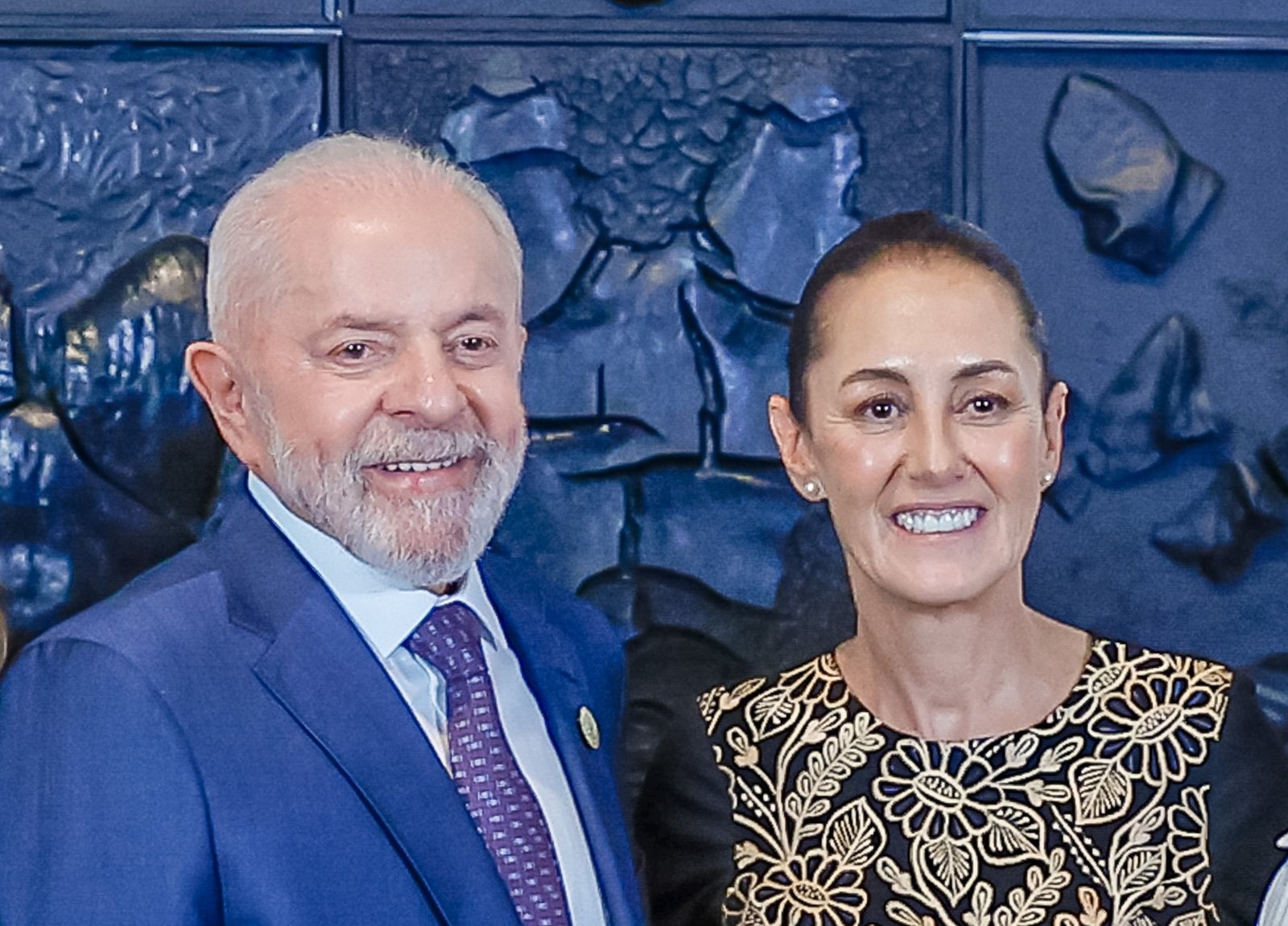 Brazilian President Luiz Inácio Lula da Silva and Mexican President Claudia Sheinbaum smiling together