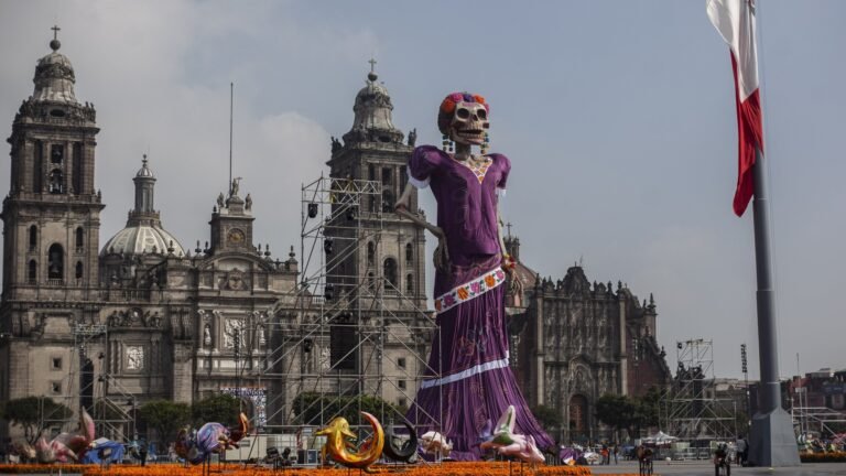 Giant Zócalo Catrina Achieves Guinness Record and Pays Tribute to José Guadalupe Posada